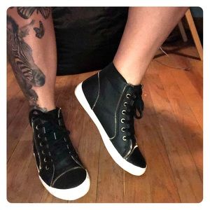 Never worn cute zipper shoes